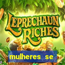 mulheres se exibindo ao vivo